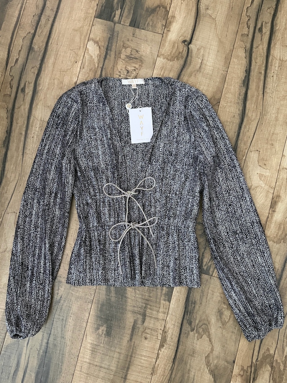 Wayf Tie-Front Top/Light Sweater